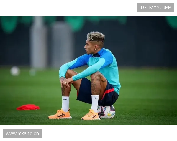 拉菲尼亚训练完顺手买了辆限量超跑，这日子过得跟演偶像剧似的