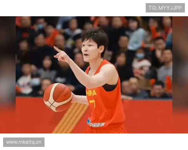 杨力维训练完直接拎爱马仕去接女儿放学？