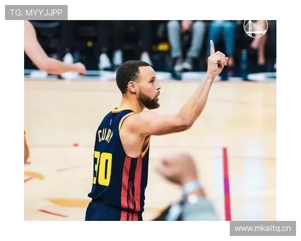汤普森无球跑动拉开空间稳定释放三分助库里单打
